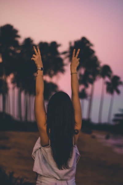 穿白衬衫的女人举手
